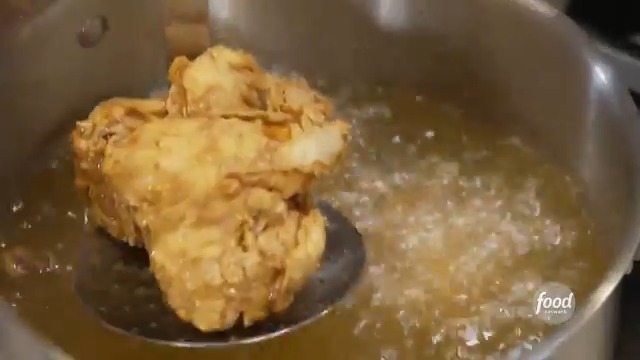.@tylerflorence reveals the secrets to making the world-famous fried chicken served at his restaurant @wayfaretavern! 🍗 Catch Tyler hosting an all-new #GreatFoodTruckRace, tonight @ 8|7c!