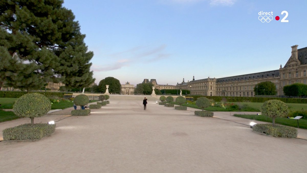 #Paris2024 | Léon Marchand 🤝 la vasque olympique Quel symbole pour commencer cette cérémonie de clôture ! Suivez la cérémonie de clôture en direct : #CeremonieDeCloture