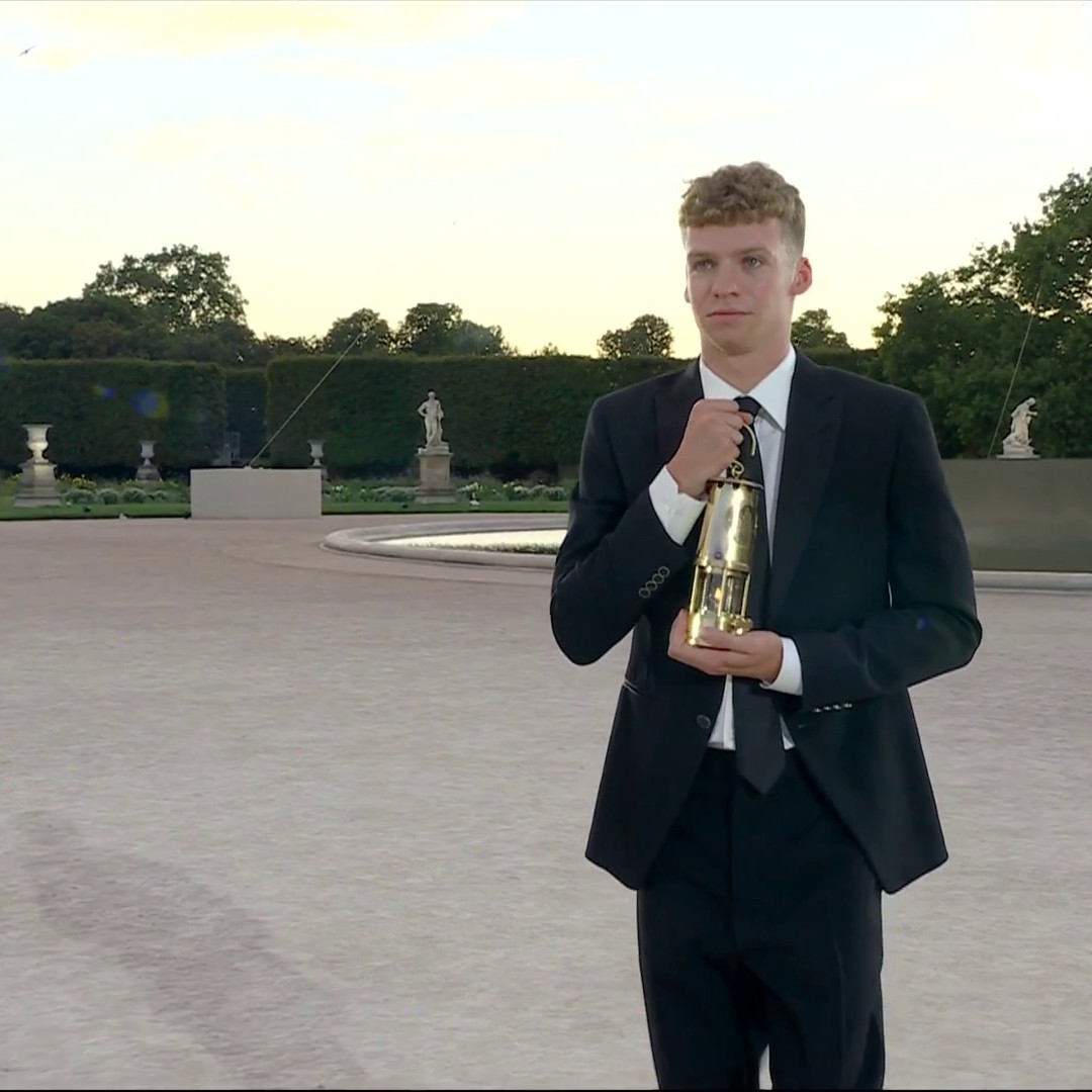 Tout un symbole : la vasque olympique s'éteint, le roi Léon Marchand récupère la flamme 🔥 La cérémonie de clôture des Jeux de #Paris2024, c'est maintenant sur Eurosport