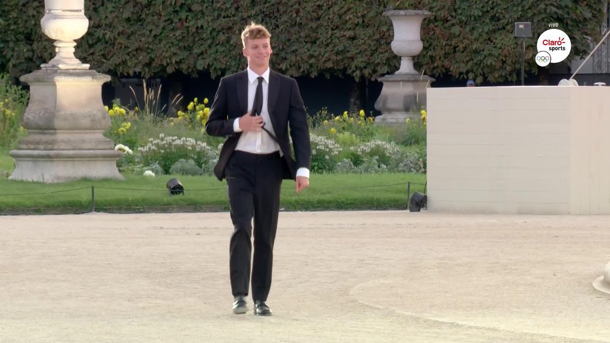 🇫🇷🇺🇸 | PARÍS 2024 - LOS ÁNGELES 2028: El nadador francés Marchand toma la llama olímpica para resguardarla desde hoy hasta la inauguración de Los Ángeles 2028.