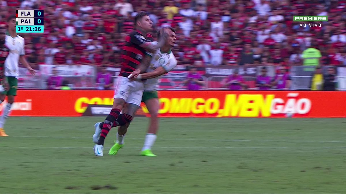 Erick Pulgar, do Flamengo, levou cartão amarelo neste lance com Richard Ríos. Siga Flamengo x Palmeiras ➡️