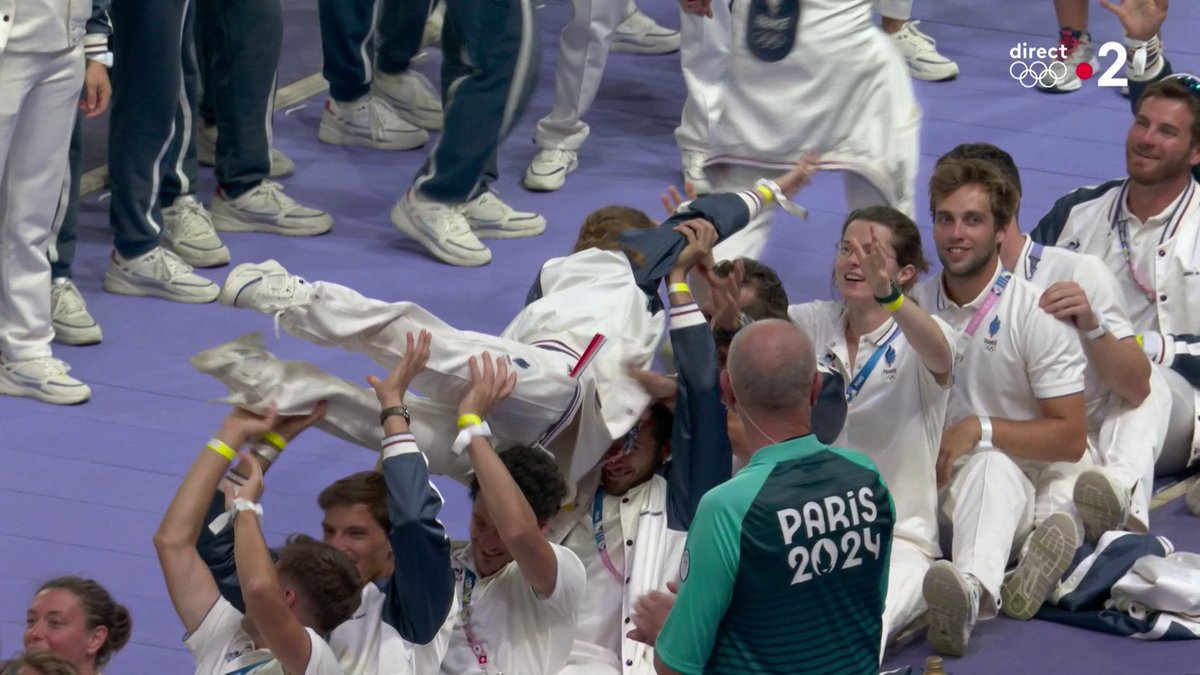 🇫🇷 Nos athlètes ont du talent. Avant que la cérémonie de clôture ne commence véritablement, l'équipe de France lance un paquito en plein milieu du Stade de France.