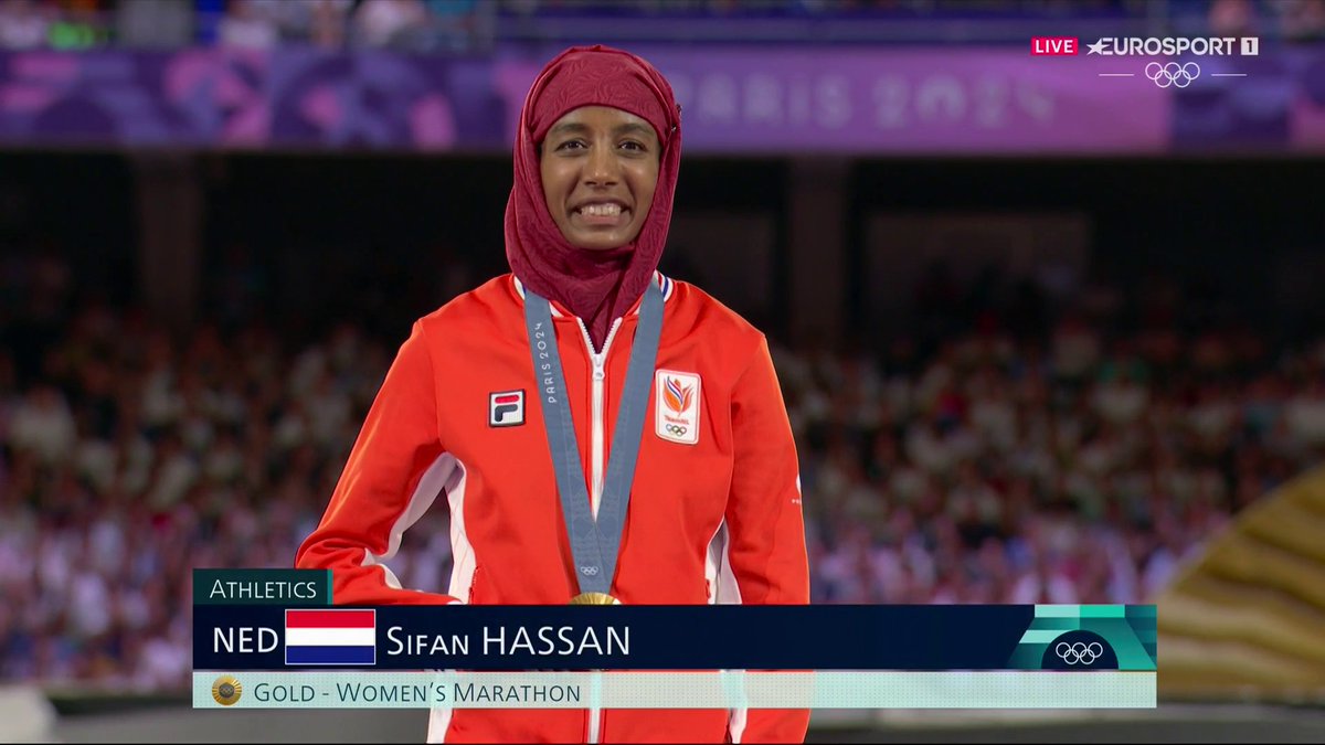 🔥🇫🇷 | Daar staat Sifan Hassan. Zij ontvangt de laatste gouden medaille van deze Olympische Spelen van Paris 2024! 🥇😍 Wat staat goud je nog steeds ongelooflijk goed, Sifan! 🔥🔥 #Paris2024 📺 Stream Paris 2024 op HBO Max