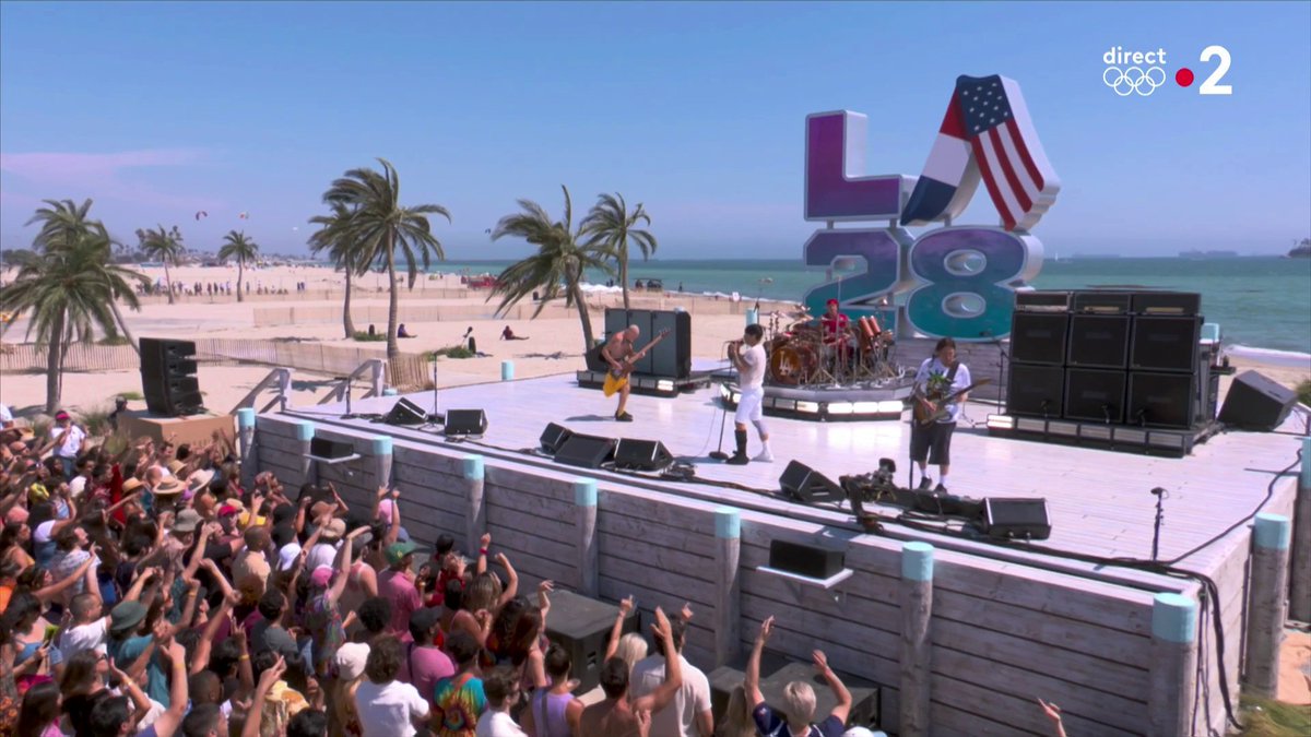 🇺🇸 Et au même moment à Los Angeles... les Red Hot Chili Peppers en live pour la #CeremonieDecloture des JO #Paris2024!