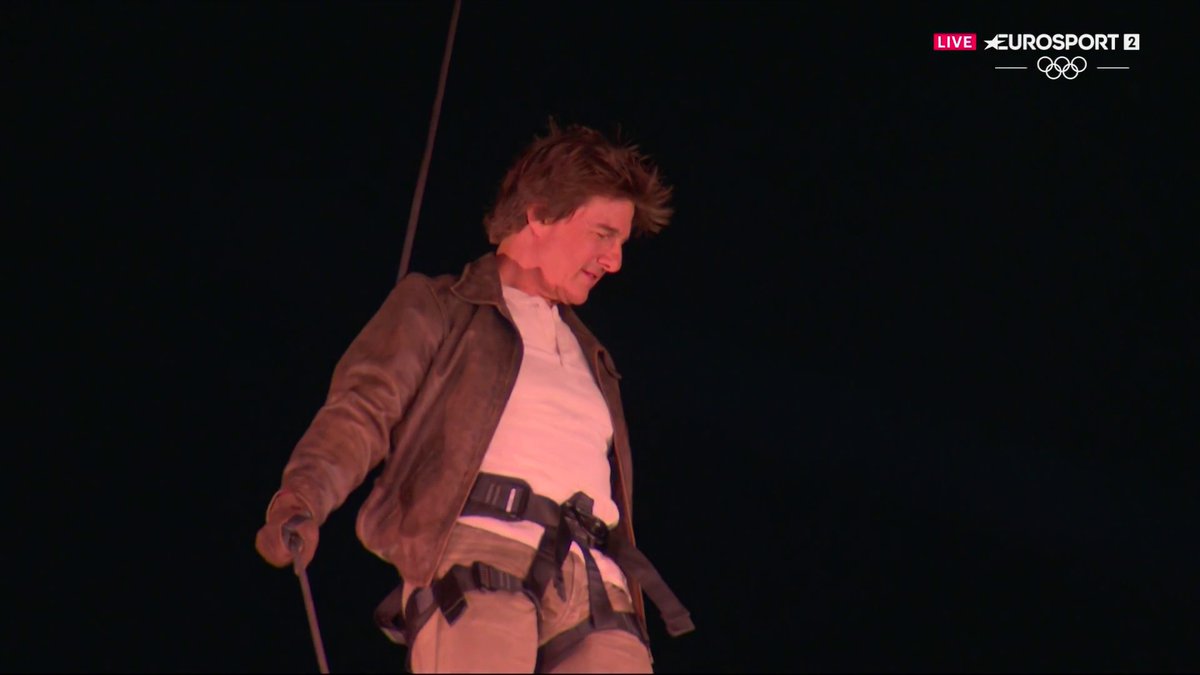 Tom Cruise ha caído del cielo, se ha dado un baño de masas, se ha pegado una carrera hacia el escenario, ha saludado a Simone Biles, ha cogido la bandera olímpica y se la ha llevado en una moto. Tiene 62 años.