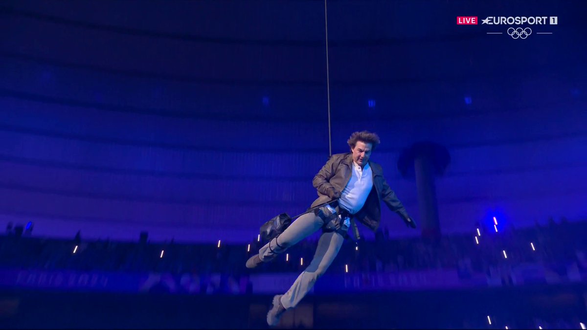 Tom Cruise, Olimpiyatlar'ın kapanış törenine uçarak girdi.