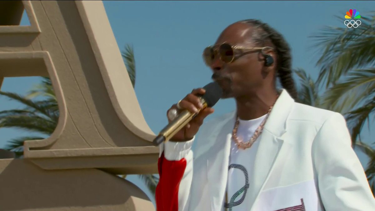 STOP WHAT YOU'RE DOING AND WATCH SNOOP DOGG PERFORM IN LOS ANGELES! 😎🌴
