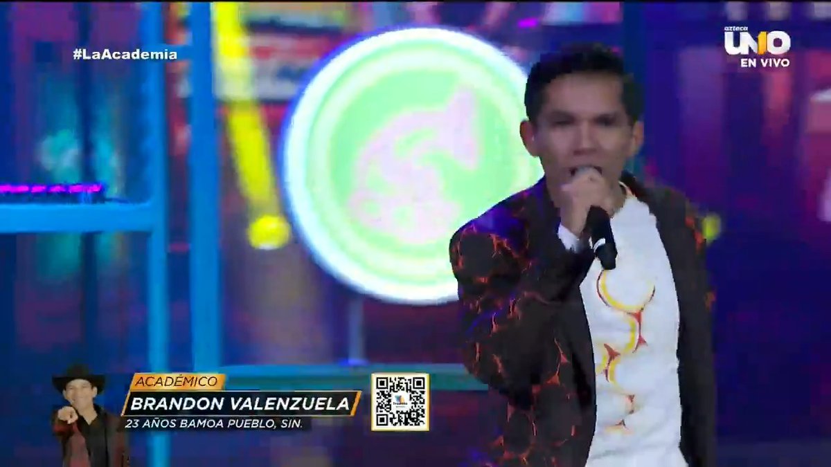 🎶"Compa, ¿qué le parece esa morra?..."🎶#BrandonValenzuela prendió el escenario con la rola "𝗘𝗟𝗟𝗔 𝗕𝗔𝗜𝗟𝗔 𝗦𝗢𝗟𝗔" de #PesoPluma y #EslabónArmado. 🎶🕺🏻🎤 ¿Los críticos fueron justos con él? #LaAcademia #TeCambiaLaVida 🔴 EN VIVO ahora: