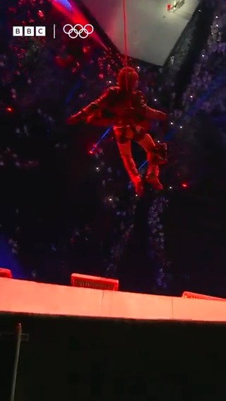 There's making an entrance... 👋 Then there's Tom Cruise making an entrance! ✨ #LA28 #Olympics #BBCOlympics
