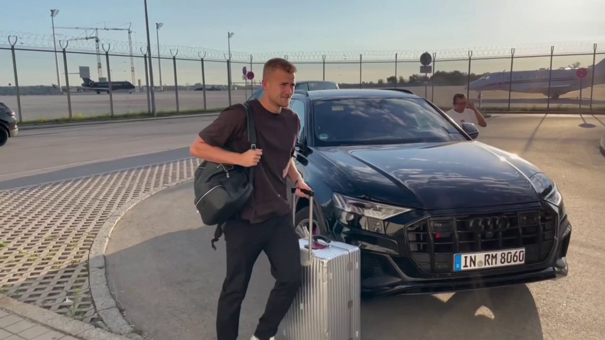 Matthijs de Ligt and Noussair Mazraoui pictured leaving Munich this morning to conduct their Manchester United medicals 📸🔴