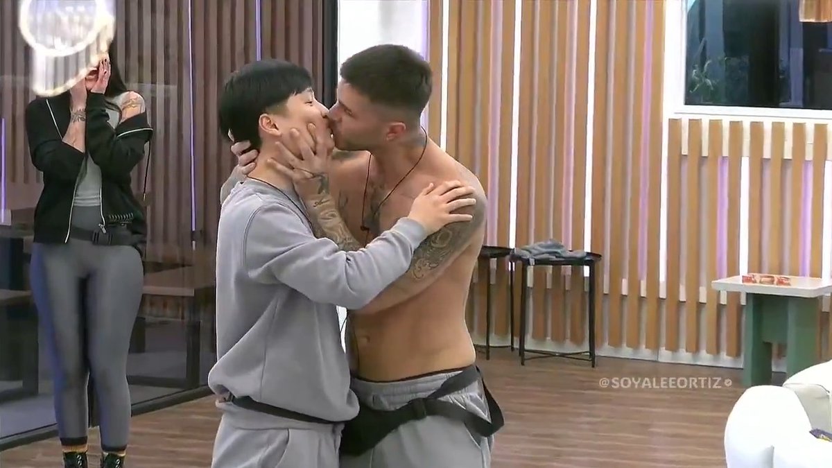 🔴 HUBO BESO ENTRE MANUEL Y YUHUI 😍 #GranHermanoCHV 💖 MAHUI ES REAL 💖 Contexto: Yuhui se los comió a todos 😂, debía besarse con 5 jugadores.