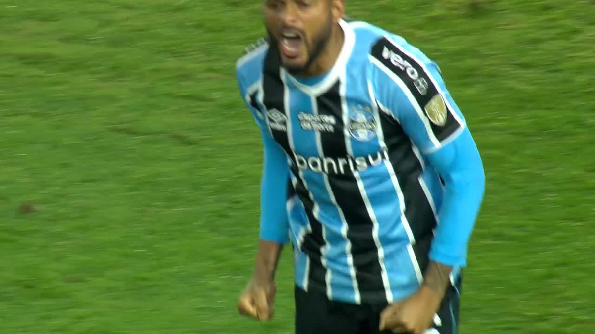 Así pateó Reinaldo, lateral de Grêmio, el penal contra Fluminense en la Libertadores.
