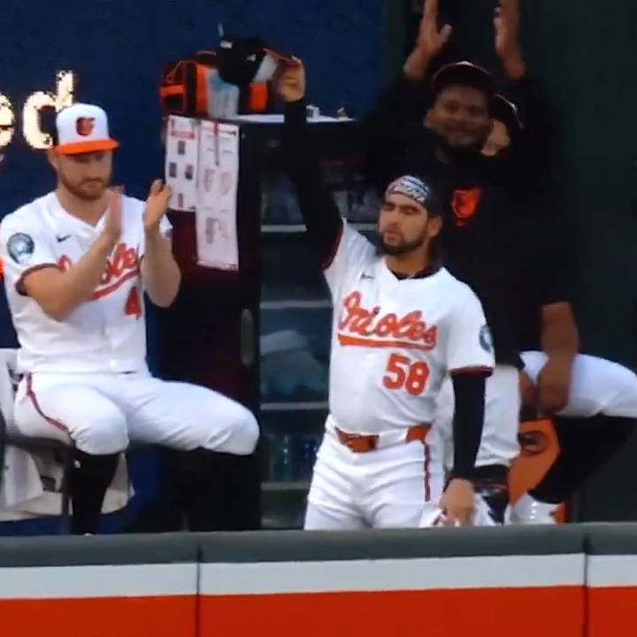 Cionel Pérez: The Hat Man He has now caught 4 HR with his hat THIS SEASON!