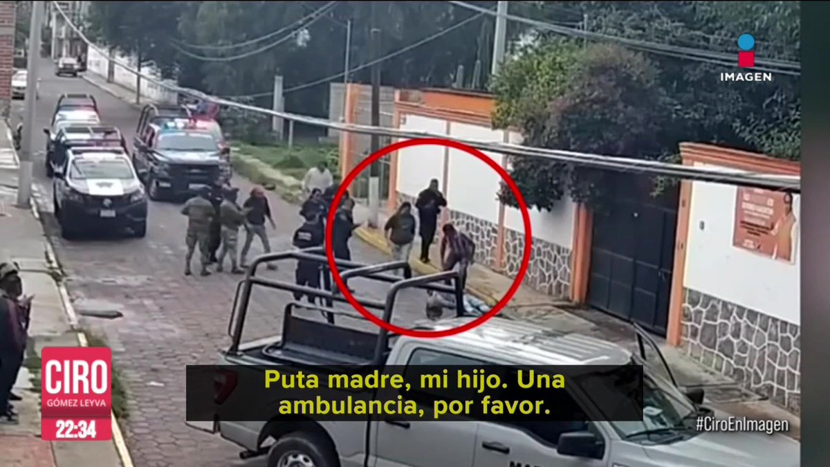 “Puta madre, mi hijo ¡Una ambulancia!”, así encontró este padre a su hijo en el municipio de #Totolac, en #Tlaxcala. El joven y otros encapuchados de la banda criminal conocida como “Los Barba”, habrían agredido a un supuesto militar en retiro, quien contraatacó y les disparó.