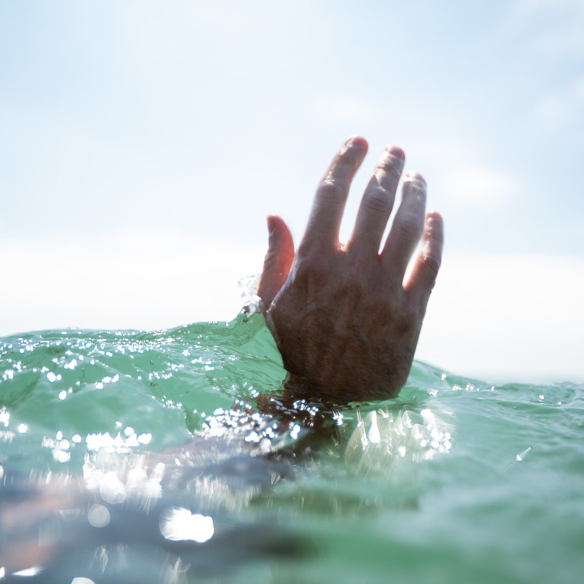 When temperatures rise above 25°C, the risk of accidental drowning increases by five times! UK waters remain cold, even on hot days, and can cause cold water shock. Acclimatise carefully and if you're struggling, remember #FloatToLive. Sharing this could save a life 💙