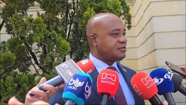 Ante los medios de comunicación, el Canciller Luis Gilberto Murillo explicó cómo avanza la implementación del nuevo modelo institucional para la producción de libretas de pasaporte, documentos de viaje y etiquetas de visa para la República de Colombia. "Nosotros diseñamos un proceso muy claro desde el día uno con fases que se han venido cumpliendo. Nunca han estado en riesgo de ninguna manera los procesos de producción y entrega de los pasaportes", aseguró.