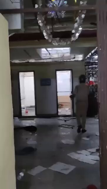 What is happening at this hour in #Kolkata is absolutely Insane. The emergency room at #RGKarCollege where the rape and murder took place has been destroyed by a violent mob. Multiple doctors I’ve spoken to say “the police did nothing to help us” . Breaking Mojo Story