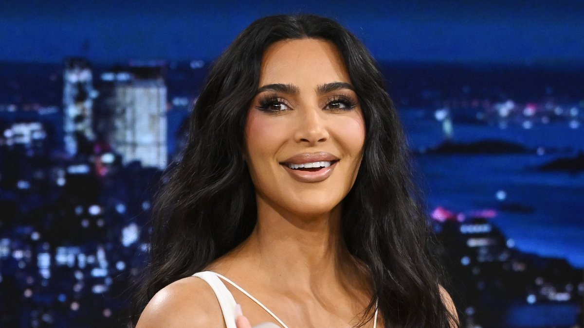 Kim Kardashian on Jimmy Fallon last night says her kids try to set her up with Streamers to date 😭