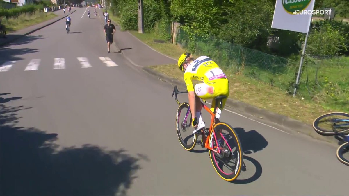 🚴🏻🇫🇷 | Oh nee! Een enorme valpartij in het peloton en de geletruidrager Demi Vollering ligt erbij... We zien flinke schaafwonden, maar gelukkig stapt ze weer op de fiets. #TDFF2024 📺 Stream koers op HBO Max
