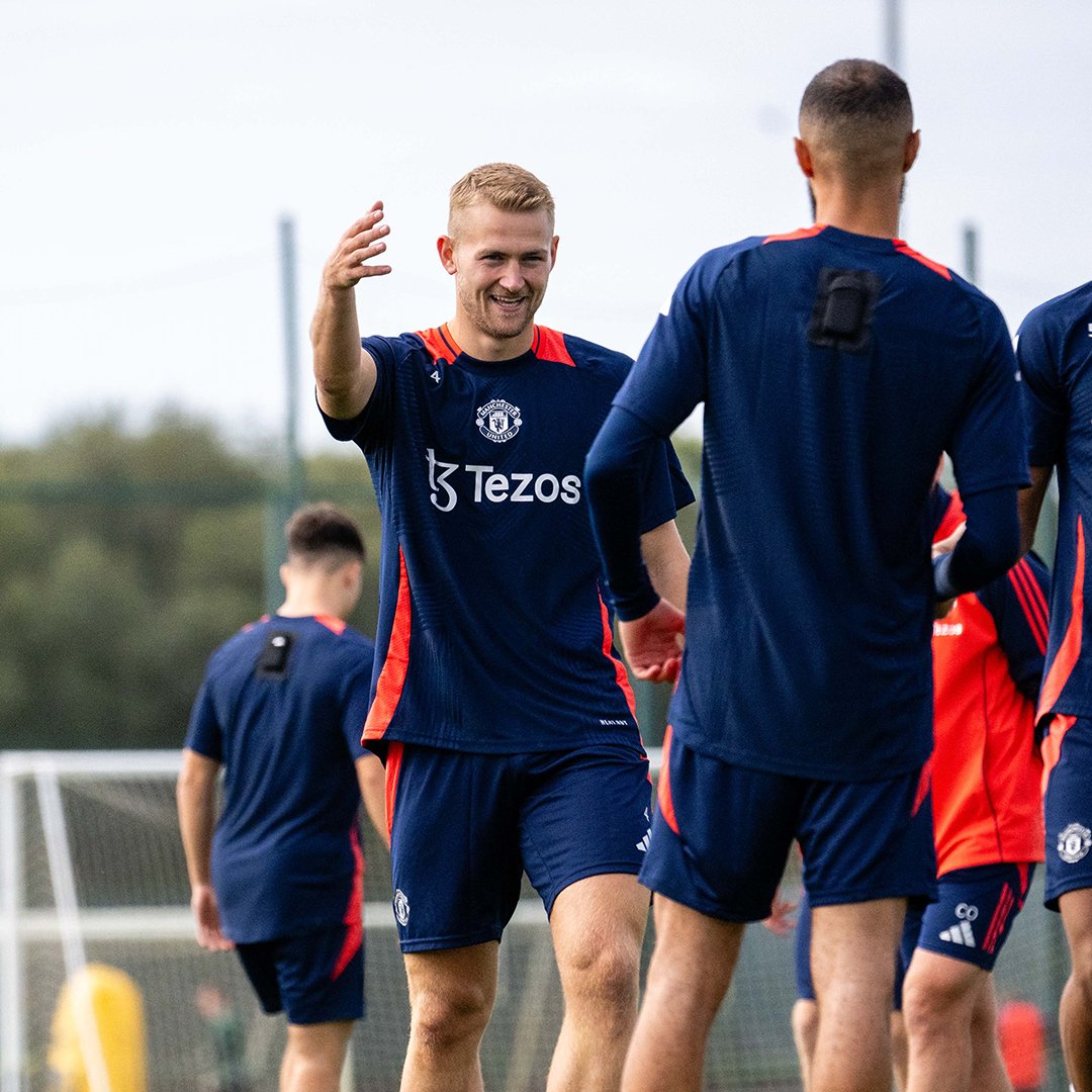 Straight to it for our latest recruits 🫡 #MUFC