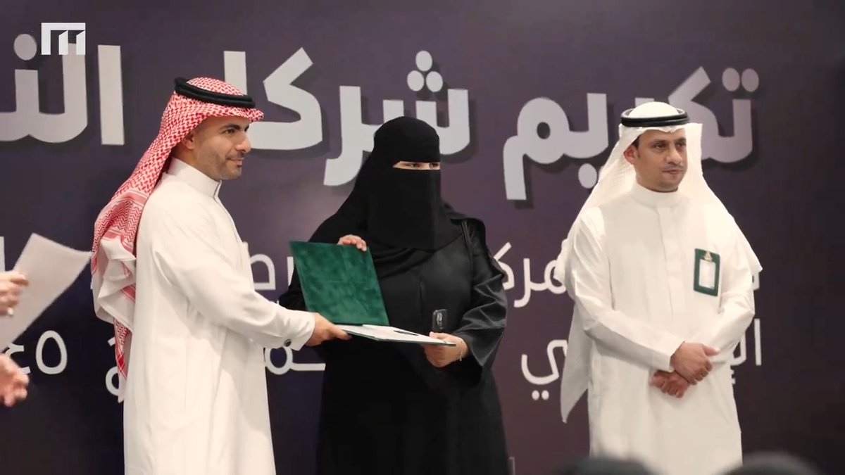 الشراكة الأكبر من نوعها في تاريخ كلية الاتصال والإعلام في @kauweb.. #مطارات القابضة تقيم الحفل الختامي لشركاء النجاح؛ بتكريم أكثر من 50 طالب وطالبة وذلك لجهودهم وعطاؤهم المبذول في مركز الرصد والتنبؤ الإعلامي خلال موسم حج 1445هـ. #خدمتكم_شرف