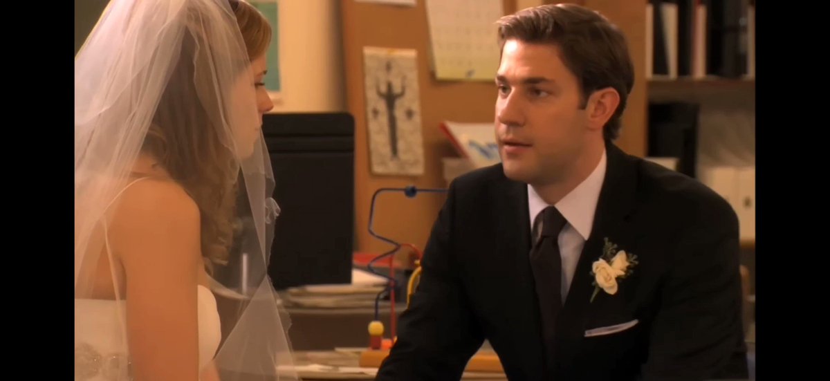 eu amo essa cena, pois tudo no casamento tá dando errado, a gravidez da pam foi exposta, ela tem que cuidar de seus colegas de trabalho, sua mãe tá reclamando, o véu rasga mas o jim mostra que tá tudo bem não ser tudo perfeito, desde que estejam juntos