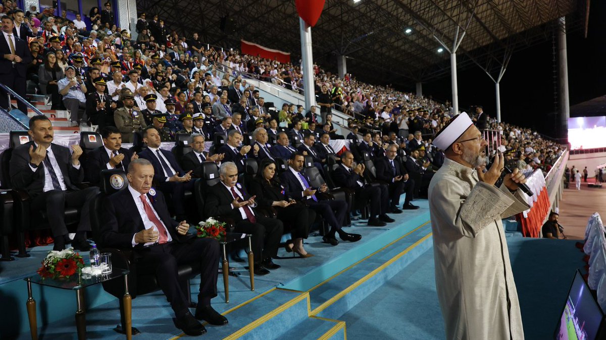 İlahi Ya Rabbi! Peygamber ocağı kahraman ordumuzu karada, havada, denizde her zaman ve her yerde mansur ve muzaffer eyle. Jandarma ve Sahil Güvenlik Akademisi Başkanlığı Subay ve Astsubay Öğrencilerinin mezuniyet töreninde dua ettik. Yüce Rabbimiz vatanımızın huzur ve emniyetini temin edecek evlatlarımıza böylesine nice sevinçler yaşamayı nasip ve müyesser eylesin.