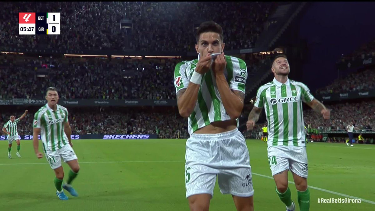 Ha sufrido. Ha luchado. Ha vuelto a jugar un partido oficial desde octubre de 2023. Sí, Marc Bartra ha pisado de nuevo el césped, ha marcado y lo primero que ha hecho es besarse el escudo. Su escudo. El del Real Betis Balompié 🌴💚 💚 #LALIGAenDAZN ⚽️