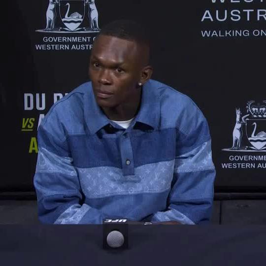 The response from Dricus du Plessis when the Australian crowd started booing him 😂 Perth is ready for an epic weekend 🇦🇺🍿🇿🇦 📺 Boks vs Wallabies | Saturday | 11:45AM 📺 Dricus vs Adesanya | Sunday | 04:00AM