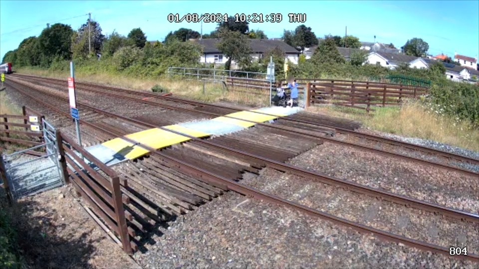 ⚠️ 🚸 Please, please, please take extra care at level crossings this summer! Remain vigilant and do NOT let children walk across on their own: 👉 #LevelCrossing #Safety Wales & Borders // Cymru a'r Gororau