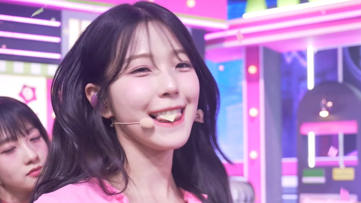 Jiheon ate a confetti to try and save the ending shot noo 😭