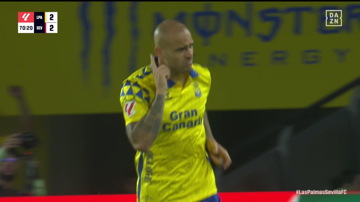 El gol de Sandro Ramirez a los tres minutos de entrar 🚀 El pase de mago de Javi Muñoz 🎩 #LALIGAenDAZN ⚽️