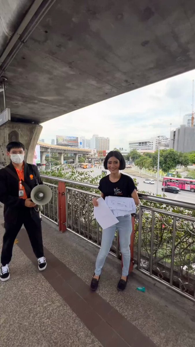 #ทีมแก้วตา เชิญชวนพี่น้องประชาชนที่สนใจสมัครสมาชิกที่ sky walk ที่อนุสาวรีย์ชัยสมรภูมิ เกาะพญาไท ณ ตอนนี้ . มาร่วมเป็นส่วนหนึ่งในการเปลี่ยนแปลงไปกับพวกเราพรรคประชาชน โดยประชาชน เพื่อประชาชน . นับหนึ่งให้ถึงแสน ก้าวไปทีละก้าว เพื่อรากฐานของประชาชนที่มั่นคง มาสร้างประเทศไทยไปพร้อมกับพวกเราพรรคประชาชนค่ะ . ช่องทางสมัครสมาชิกพรรคออนไลน์ : . 🧡🍊🧡🍊🧡 . #พรรคประชาชน #ทีมแก้วตา