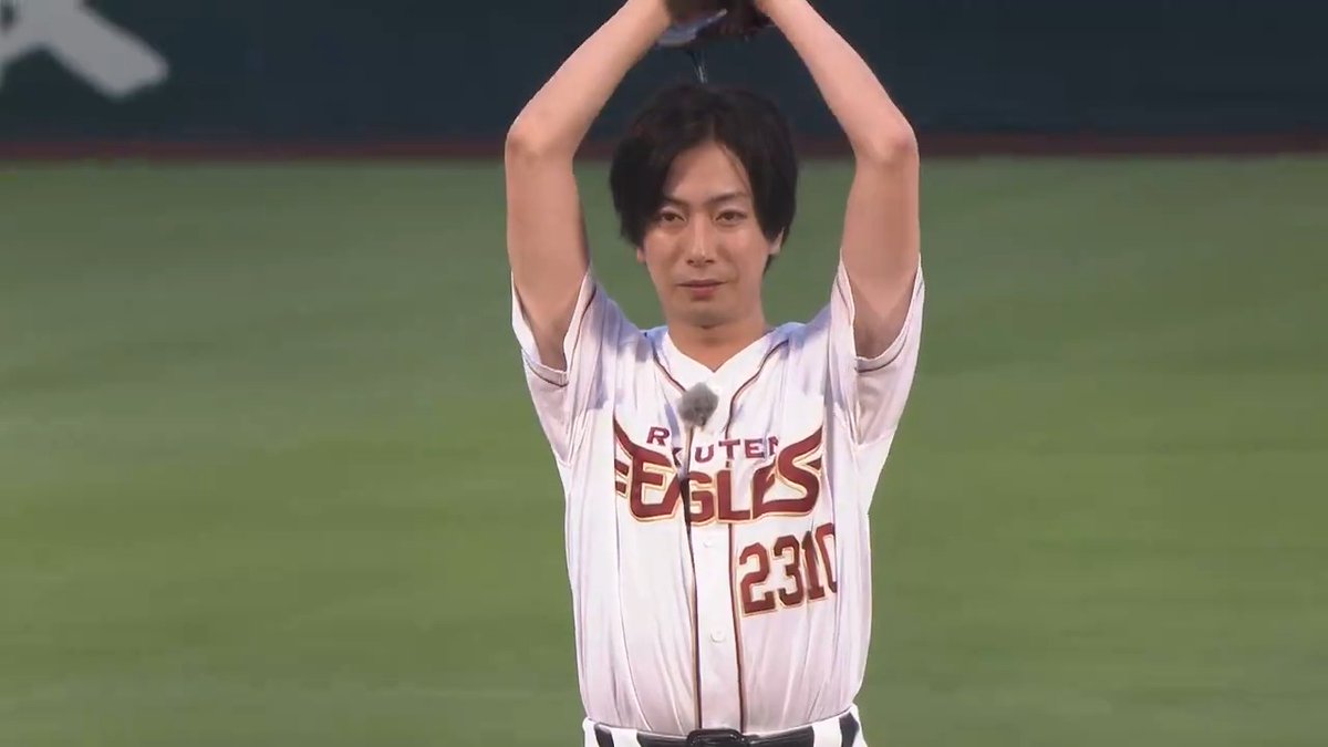 今日のセレモニアルピッチは #河合郁人 さん⚾️ 岩手のテレビ番組でメインMCを務める河合さんが投げるということで、キャッチャーには岩手出身の #阿部寿樹 選手が👍 審判は #辰巳雄大 さんが務めました! しっかりノーバウンドで届くナイスピッチングでした✨ #RakutenEagles #いただき!