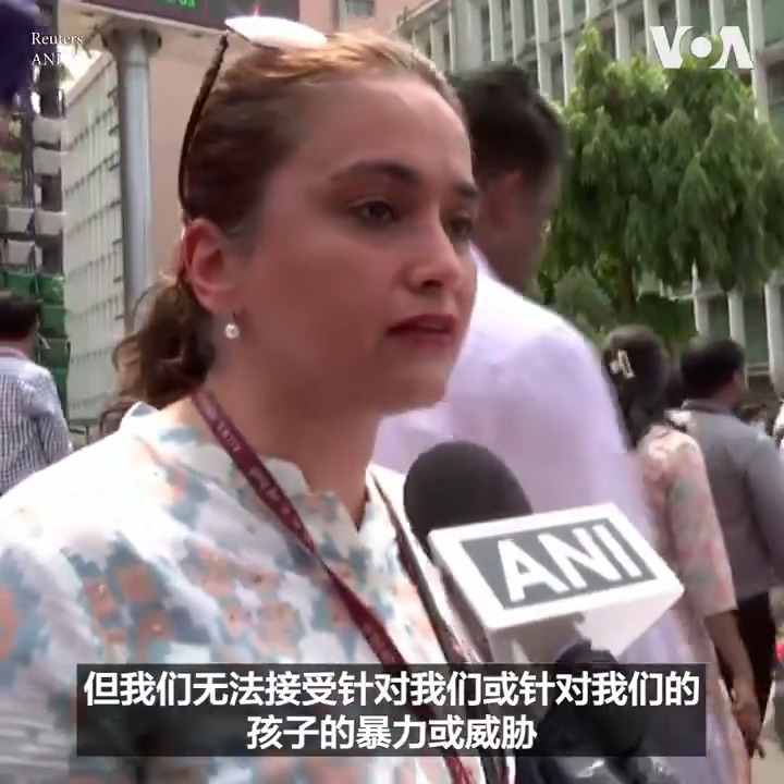 印度各地医院和诊所的医护人员17日举行24小时罢工，非急诊患者将被拒之门外，预计有超过一百万医生参加罢工，抗议一个星期前东部城市加尔各答一名实习医生在她工作的医院里被强奸和杀害。 政府17日与医学协会代表会面后发表声明，敦促医生为了公共利益重返岗位。 更多：