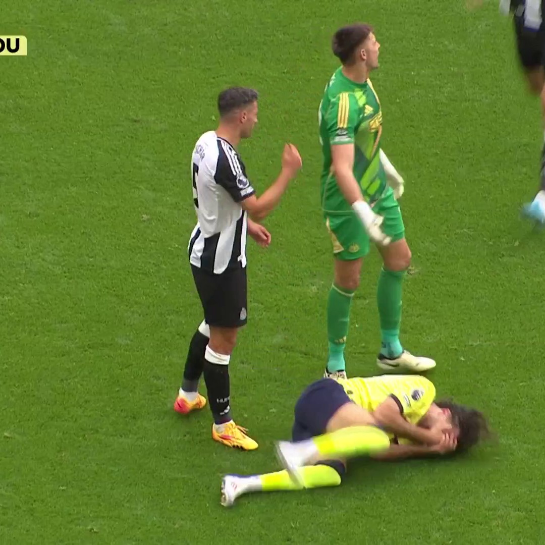 Newcastle's Fabian Schär was shown a straight red card after this incident involving Southampton's Ben Brereton Díaz, who was shown a yellow card. #NEWSOU | 📺 Peacock