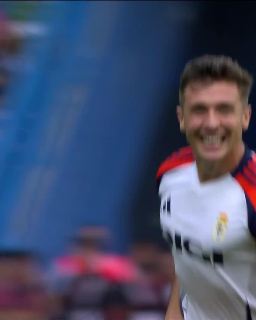 💙 ¡Alberto del Moral hace el primero de cabeza en el #DéporRealOviedo! 🔛 ¡Se adelanta el Real Oviedo a balón parado en Riazor! #LALIGAHYPERMOTION | #LALIGAHighlights