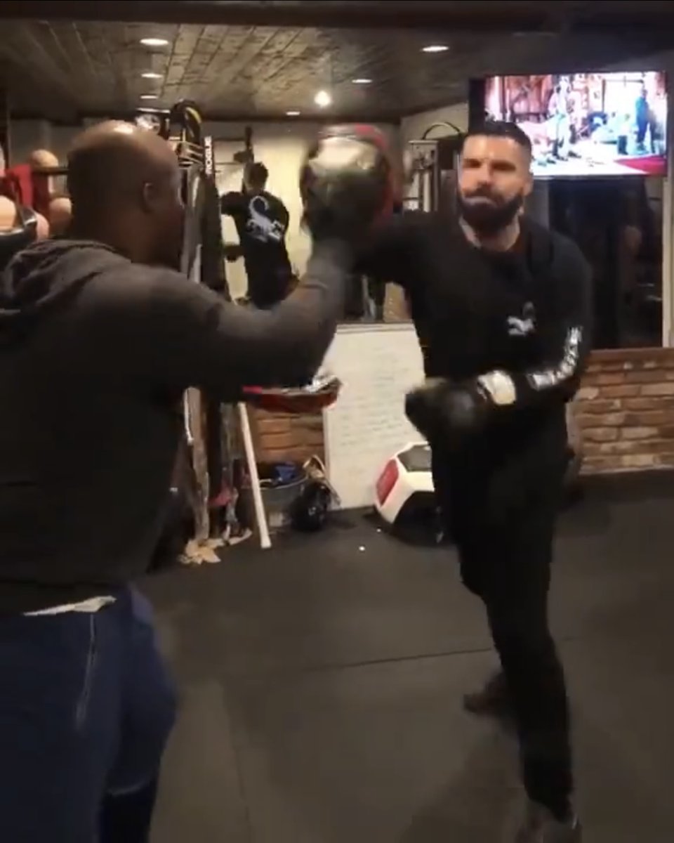 Drake doing some boxing training smashing the pads… [🎥 Drizzy]
