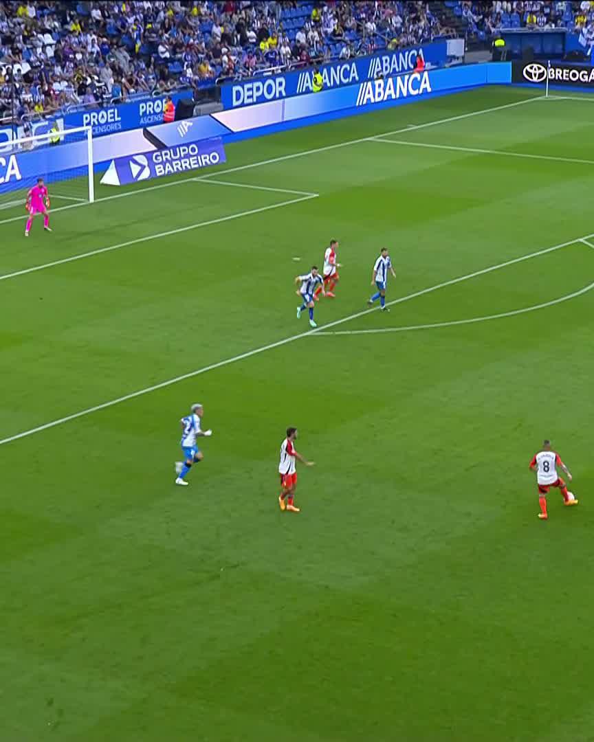 🎮 De videojuego. Inventándose el pase que nadie ve. 🎩 Santi Cazorla x @RealOViedo #LALIGAHYPERMOTION | #LALIGAHighlights