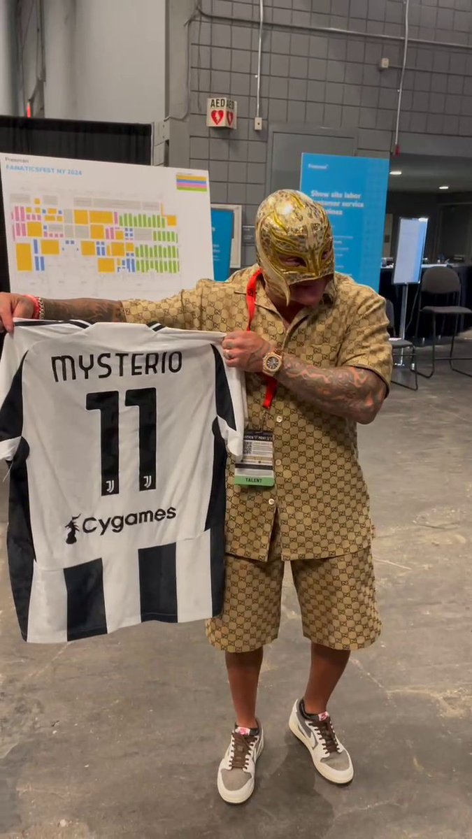 .JuventusFC gifted ♛Rey Mysterio❔ his own personalized Juventus jersey at Fanatics Fest! ⚽️ Fanatics
