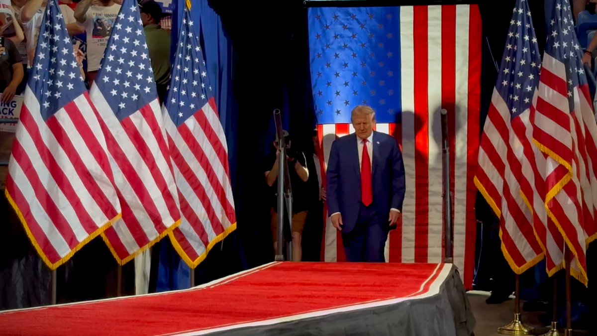 🚨RIGHTFUL PRESIDENT TRUMP JUST WALKED OUT TO TENS OF THOUSANDS AT HIS RALLY IN WILKES BARRE, PA! NO TWERKING RAPPERS NEEDED! Kamala definitely doesn't want you to share this!
