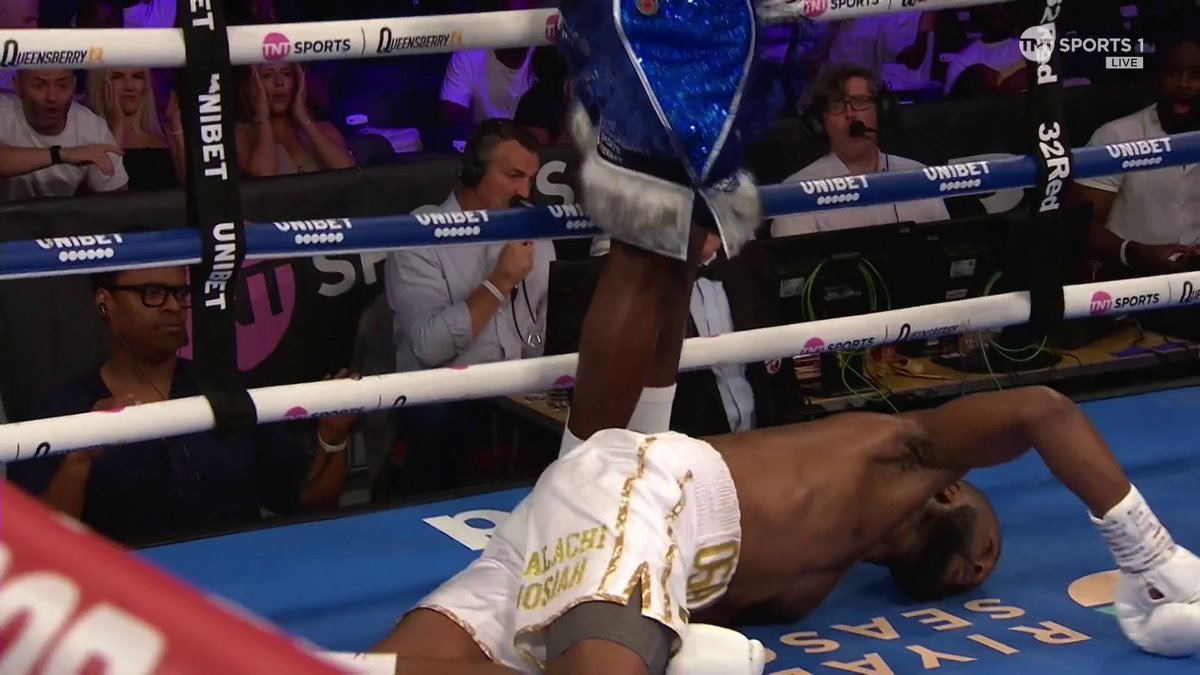 OUT LIKE A LIGHT 💥 Denzel Bentley knocks out Derrick Osaze! #BentleyOsaze