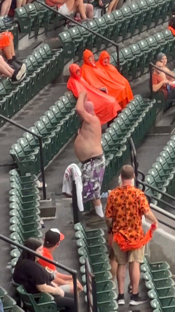 GO O’S: “Real Fan Dan” leads an Orioles chant during tonight’s rain delay at Camden Yards. ⚫️🟠