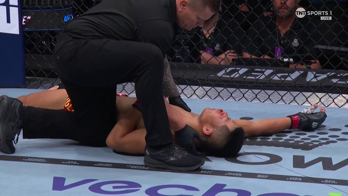 KN😲CKED 😱UT C😵LD! PRATES JUST SNIPED THE LEECH!!! 🎯 #UFC305 | Live on TNT Sports &amp; discovery+
