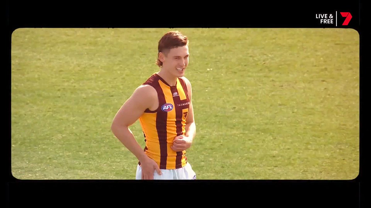 A sunny Sunday at the MCG... And here come the Hawks 😮‍💨