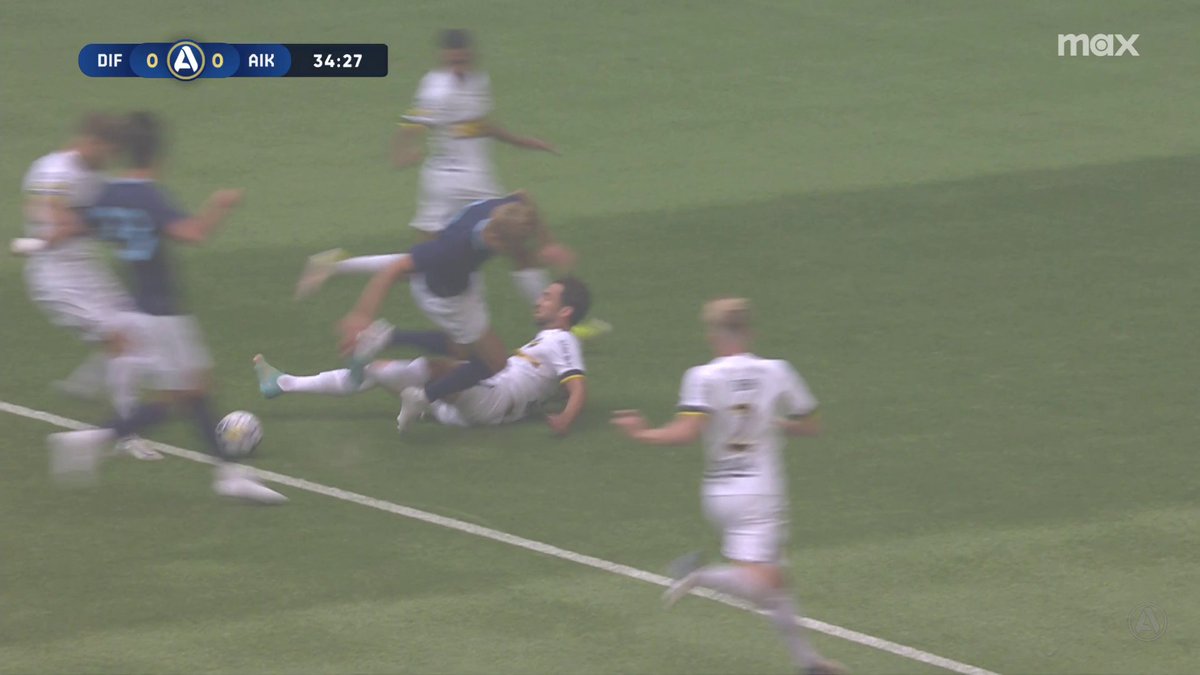 DIF-spelarna ropar på straff efter den här situationen, ingen signal från domaren. 📲 Se matchen på Max