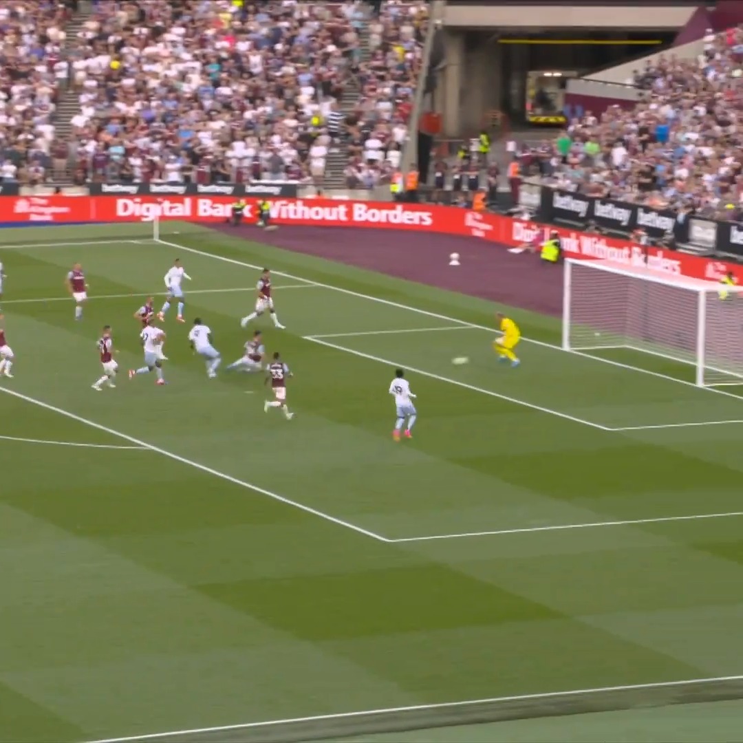 The precision on these passes... Simply magnificent