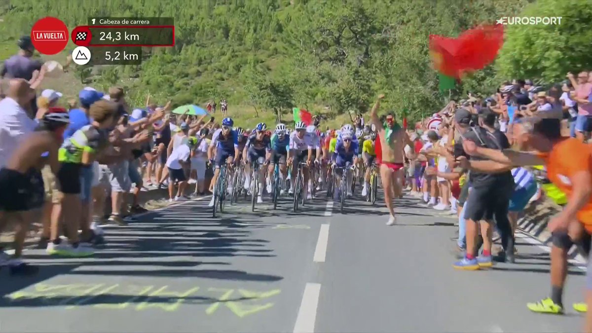 ❌ "𝗘𝘀 𝗱𝗲 𝘃𝗲𝗿𝗴𝘂̈𝗲𝗻𝘇𝗮" ❌ 🤬 El público vuelve a ser triste protagonista en el ciclismo con dos enganchones en la parte final de la etapa. Vacek, que tuvo que echar pie a tierra, se encaró con varios aficionados. #LaVuelta24 | #LaCasadelCiclismo