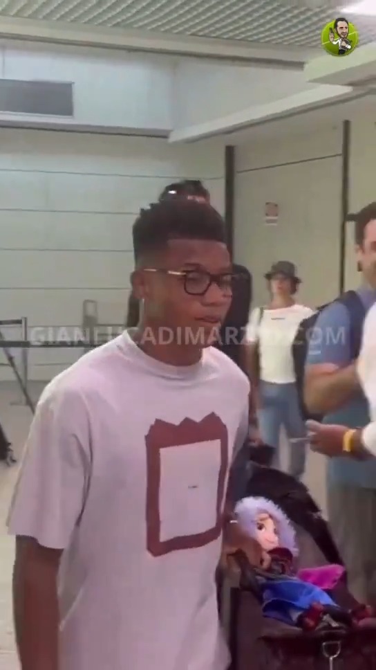 Neres chegou a Itália para reforçar o Napoli. (🎥: Gianluca Di Marzio)