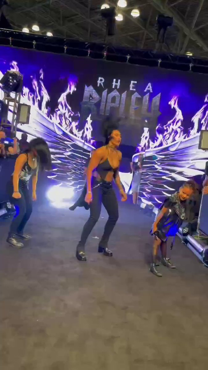 What a moment 🙌 RheaRipley_WWE is creating core memories at Fanatics Fest!